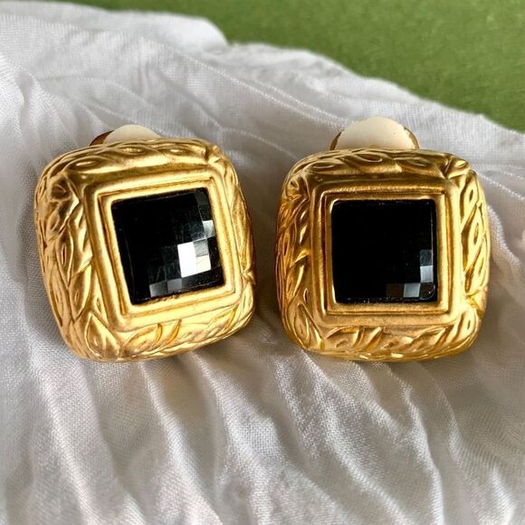 Vintage Matte Gold Faceted Onyz Clip Earrings - Picture 2 of 5